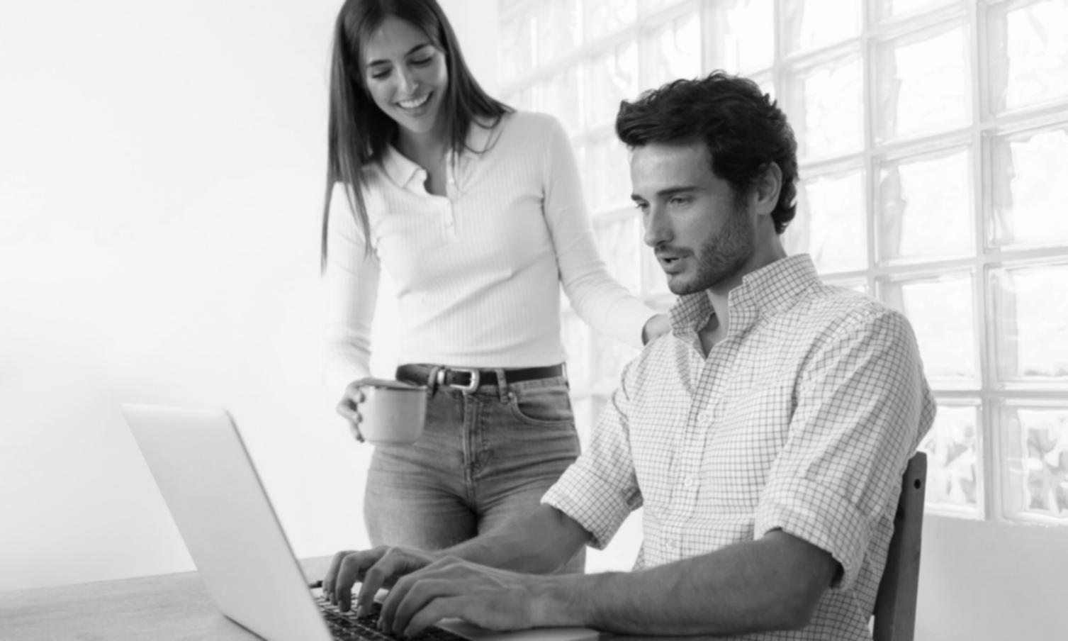 Investigadora financiera analizando datos complejos en múltiples pantallas